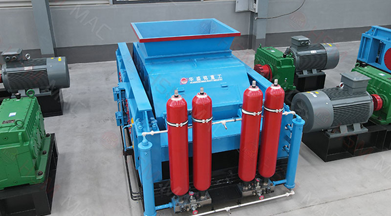 四川眉山1080液壓對(duì)輥制砂機(jī)米石回料制砂現(xiàn)場