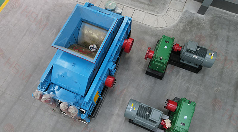 海南1010對(duì)輥制砂機(jī)鐵礦石破碎現(xiàn)場