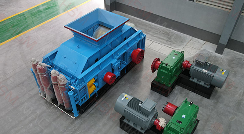 四川美姑縣銅礦用對(duì)輥制砂機(jī)生產(chǎn)現(xiàn)場