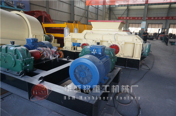 1000x800型液壓對(duì)輥破碎機(jī)發(fā)往江蘇發(fā)貨現(xiàn)場(chǎng)