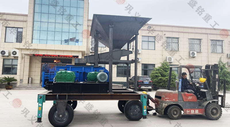 1012移動(dòng)對(duì)輥破碎機(jī)時(shí)產(chǎn)量多少?lài)?？?jī)r(jià)格多少錢(qián)一臺(tái)